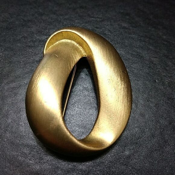 **Final Sale** Vintage gold tone oval swirl brooch - Picture 3 of 7